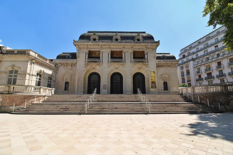 Entrée de l'opéra de Vichy depuis le parvis rénové 2025-06-21