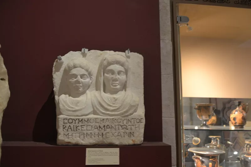 Avignon - Musée lapidaire - relief funéraire de Mantô