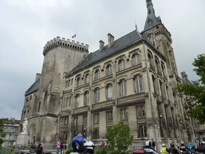 009 Angoulême la mairie et son donjon