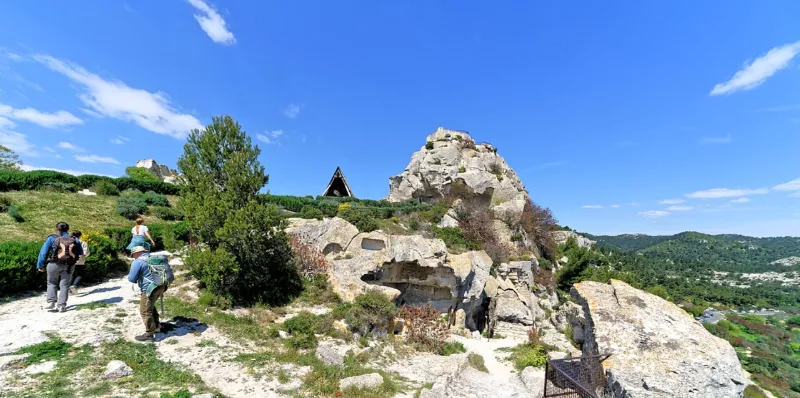 "Eine der größten Burganlagen der Provence". 01