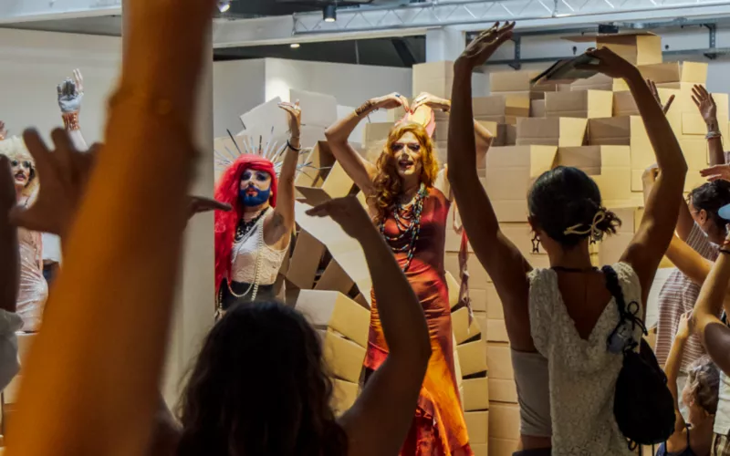 Spectacle : Des paillettes en résistance
