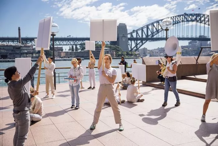 Spectacle "Blank placard dance, replay"