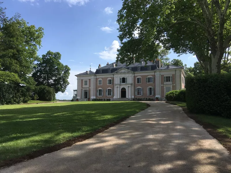 Vue sur la façade Est du château de Voltaire depuis le jardin français
