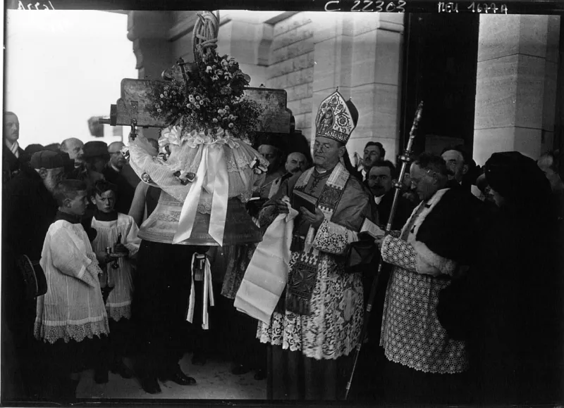 Inauguration de la chapelle du cimetière de Rancourt - bénédiction de la cloche par l'Evêque de Rouen et l'Evêque d'Amiens - btv1b9038577w