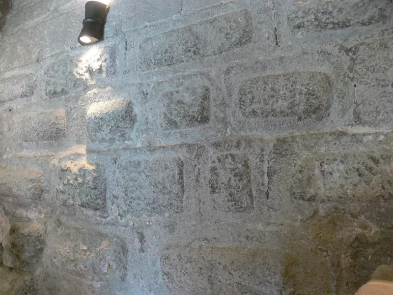 Crest - donjon - mur de soubassement