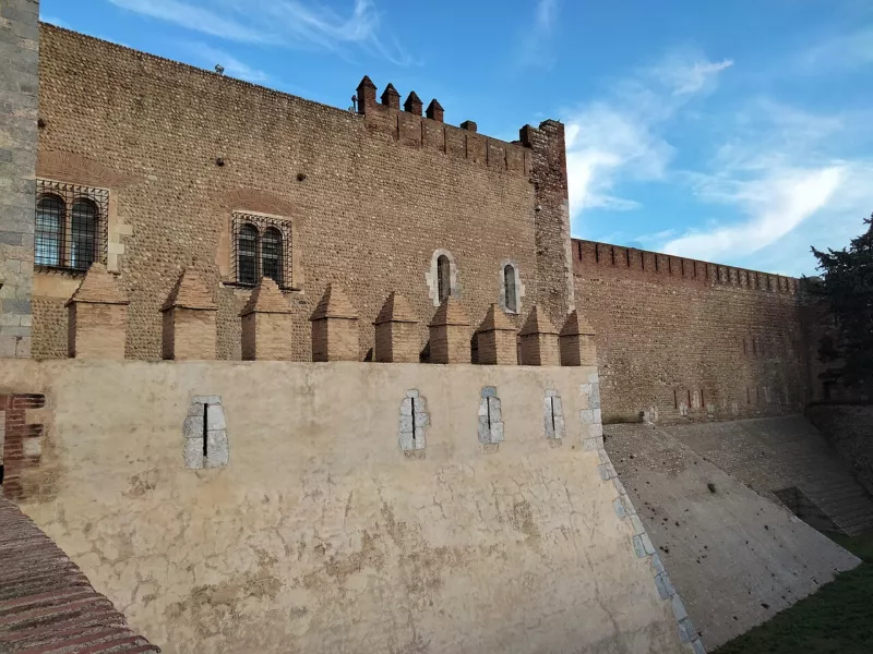 34 Palau dels Reis de Mallorca (Perpinyà), façana oest, barbacana i fossat