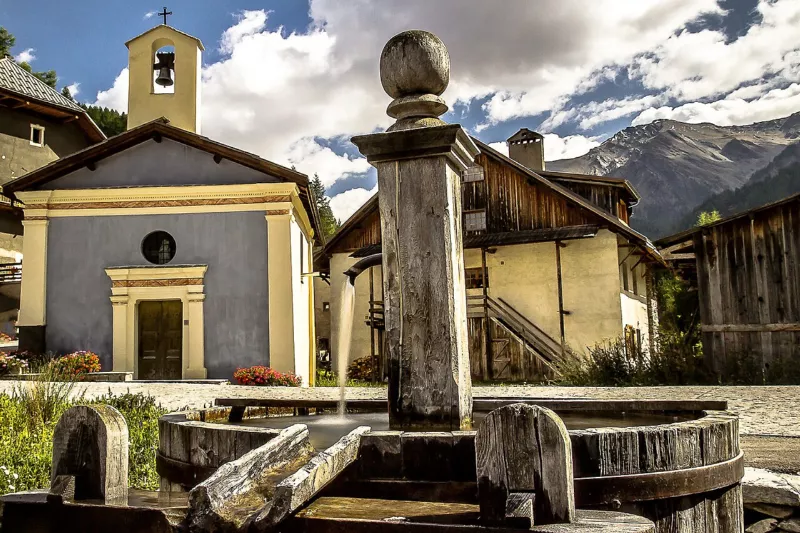 Fontaine-et-chapelle-saint-veran-05350