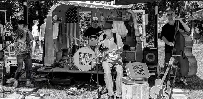 SHAKE'EM & THE JUKES