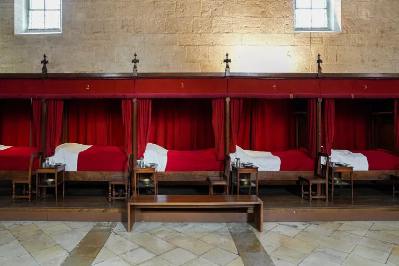 1013 Beds in grande salle des pôvres in Hôtel-Dieu of Beaune Photo by Giles Laurent