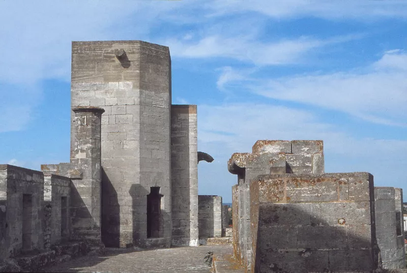 0 Aigues-Mortes - Chemin de ronde et tour des remparts (1)
