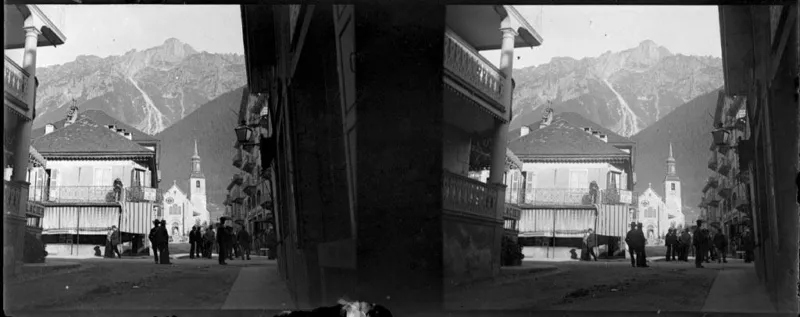 Carrer de Chamonix amb gent i una església al fons
