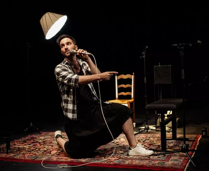 "TU CONNAIS LA CHANSON ?" de Louis Caratini