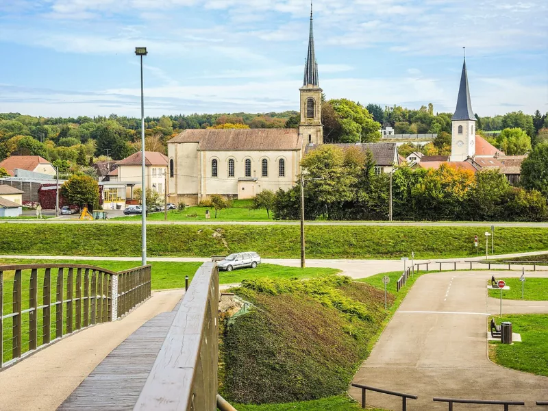 Eglise saint Michel et temple de Voujeaucourt, vus de la passerelle en dos d'âne