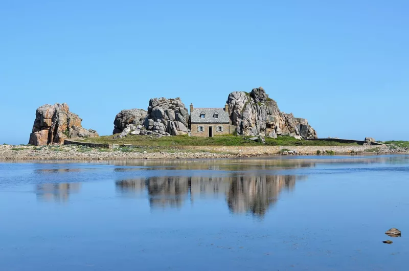 Plougrescant (Côtes-d'Armor) - Site du Gouffre - Maison Castel Meur (explore 09-03-23) - Flickr - Morio60