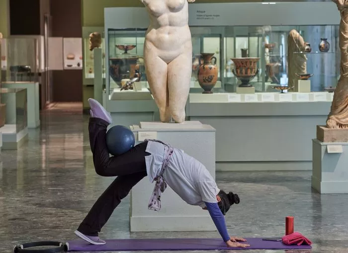 Pilates face aux œuvres