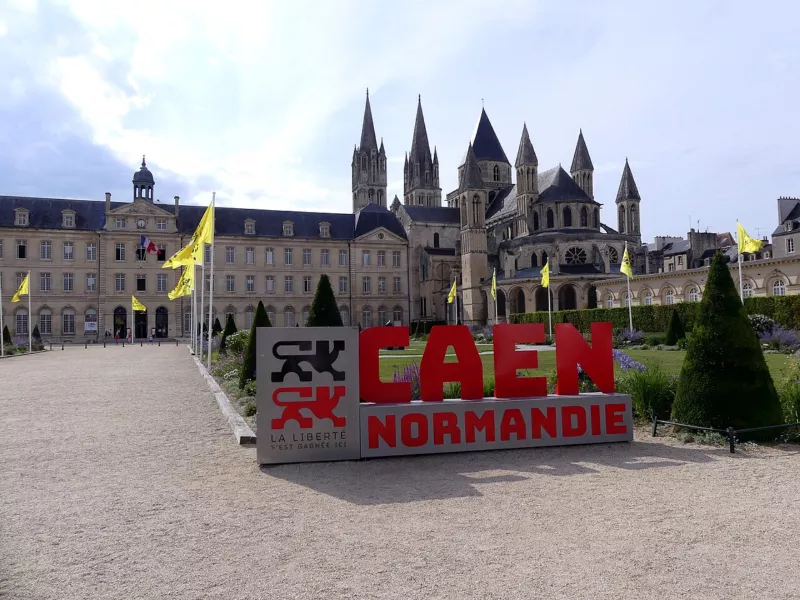 Hôtel de ville et église St-Étienne de Caen (juillet 2025)
