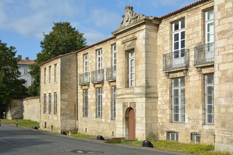 Ancien-Hôtel-de-Cheusse,-dit-Hôtel-de-l'Intendance-maritime-a-Rochefort-Charente-Maritime-France-DSC 5611