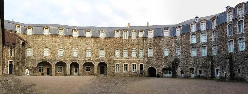 Boulogne chateau cour