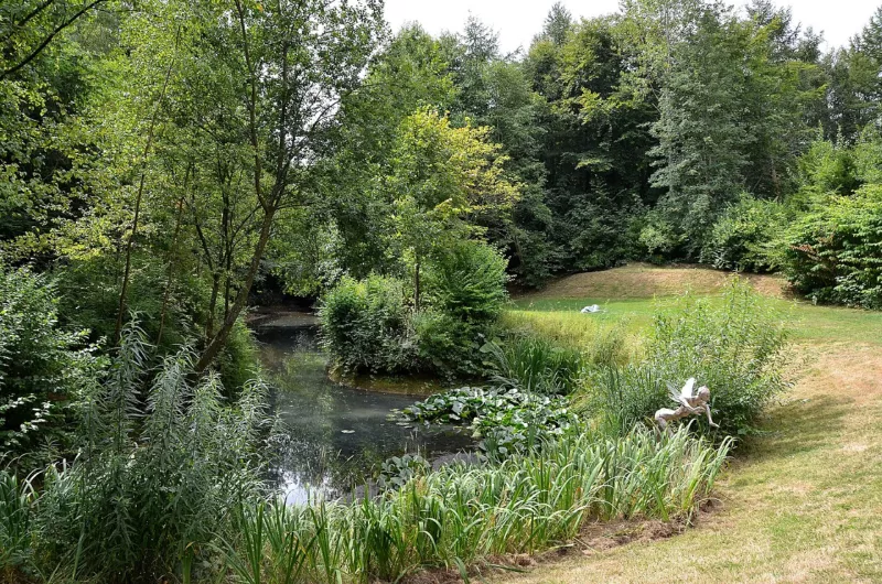 Château de Bois-Guilbert (Seine-Maritime) - Jardin des sculptures - La mare et son île (30674035890)