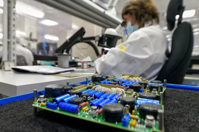 Découvrez les métiers de l’industrie électronique critique au cœur du site de production LGM de Marville !
