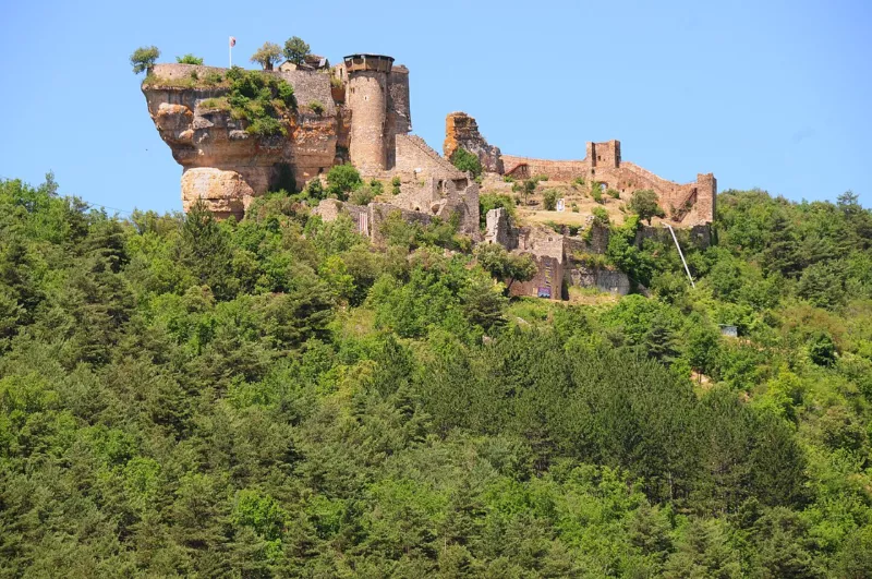 Castle Peyrelade high on the rock above the Tarn valley - panoramio