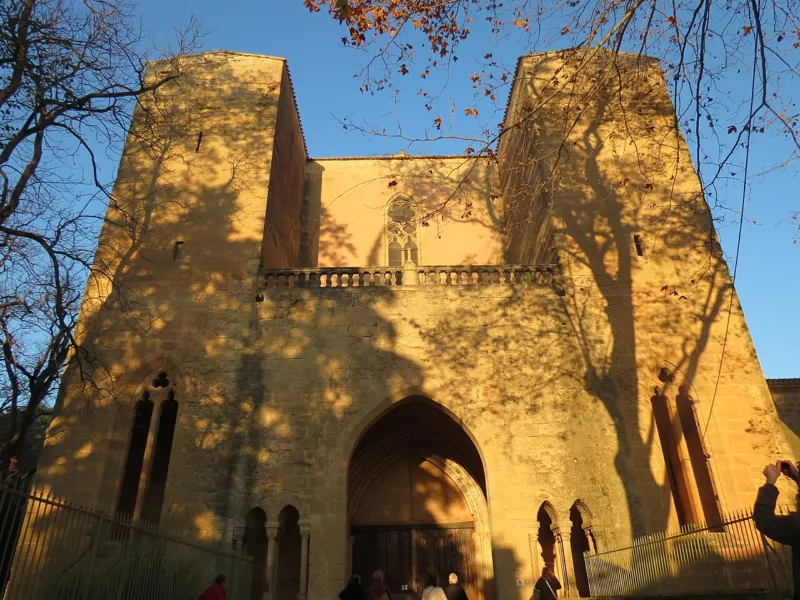 Abbaye de Valmagne - Vue de la façade et portail ouest de l'abbatiale