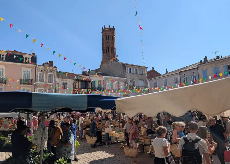 Saturday market at Place Lafayette (Villeneuve-sur-Lot)