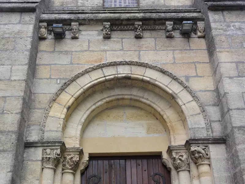 Belin-Béliet (Gironde) église de Belin, porche et moodillons