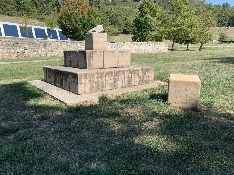 Bancs au Mémorial d'Izieu (septembre 2019)