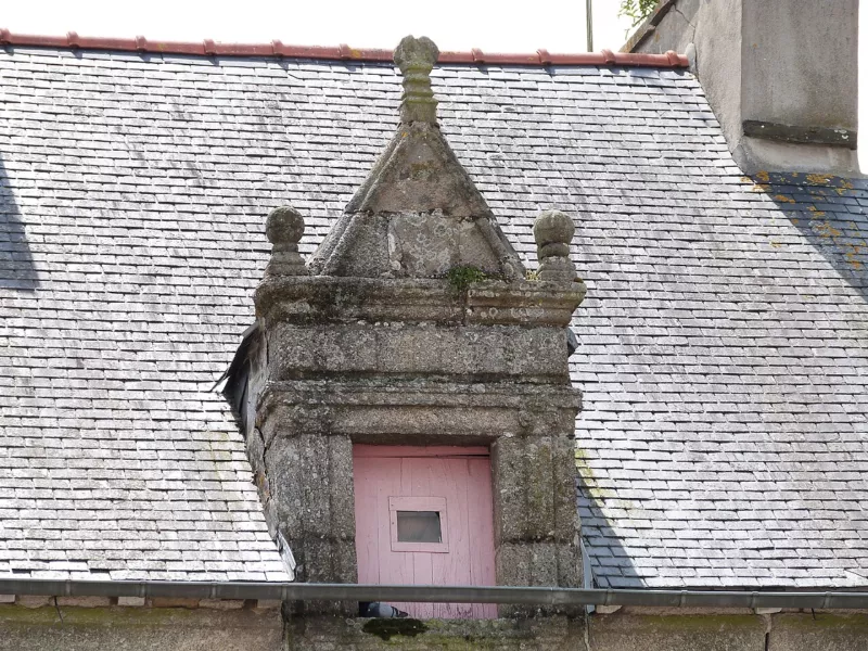 Lucarne de la maison face à l'église