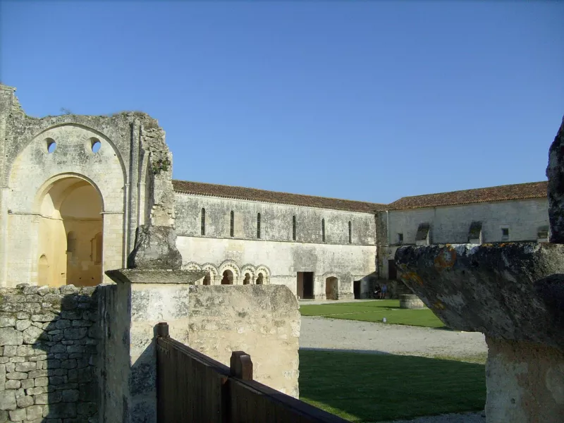 Abbaye de Trizay - panoramio 02