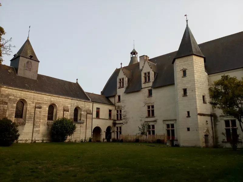 Chateau et eglise - Monts sur Guesnes