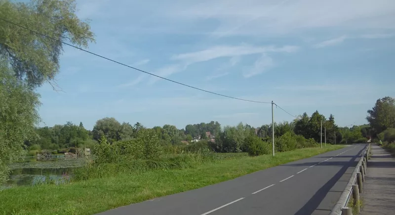 64 voie verte le long de la route dans le marais d'Hecquet (Camon)