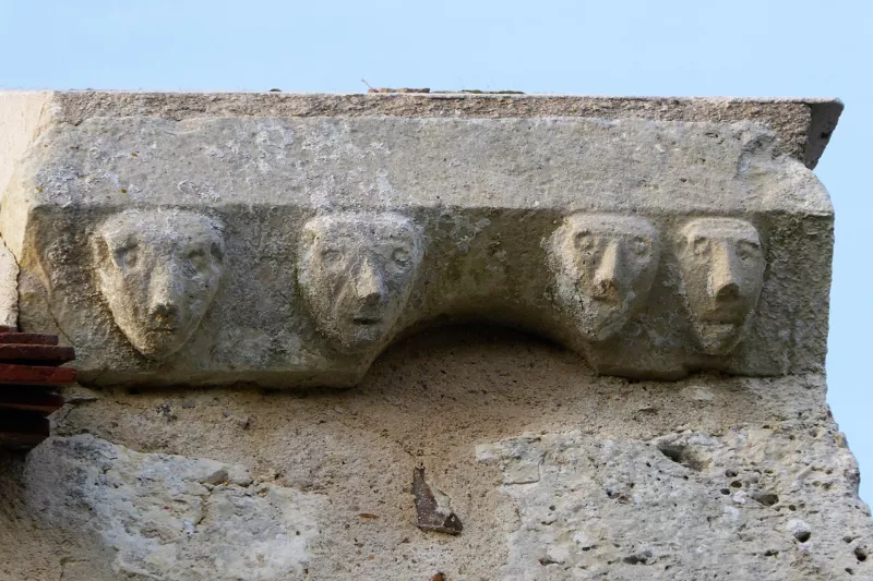 Barjouville église Saint-Jacques modillons sculptés de grotesques Eure-et-Loir France