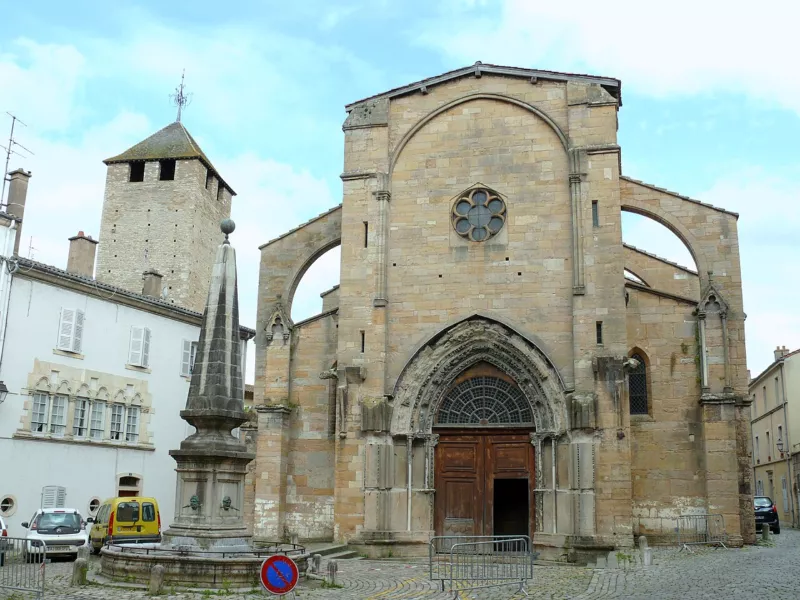 Cluny - Place Notre-Dame -502