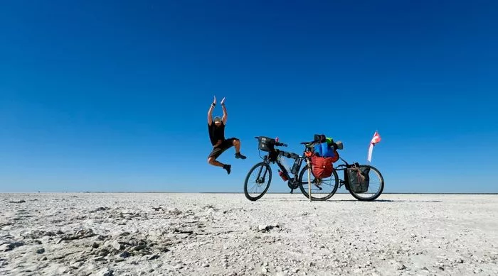 A la rencontre du monde à vélo, un film de C. Bernard