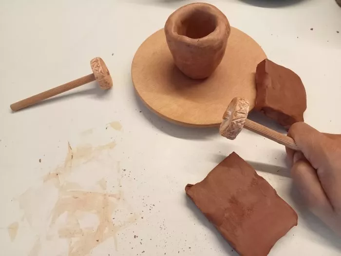 Atelier jeunes archéos : Plein pot sur la céramique.