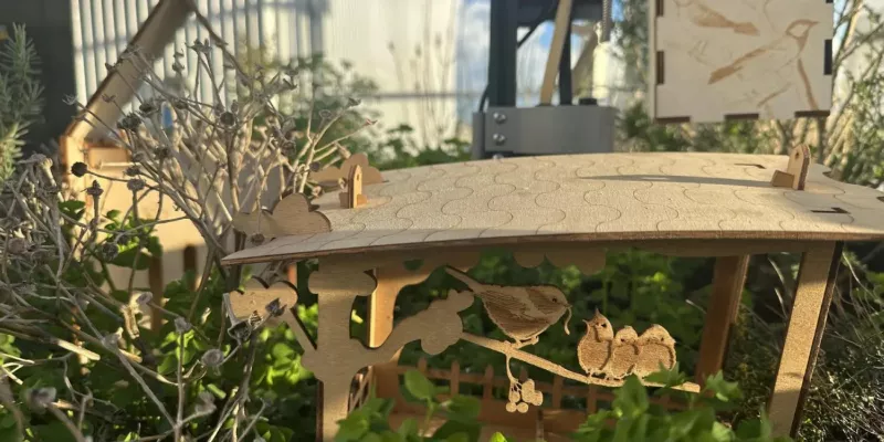 Fabrique à mangeoire à oiseaux