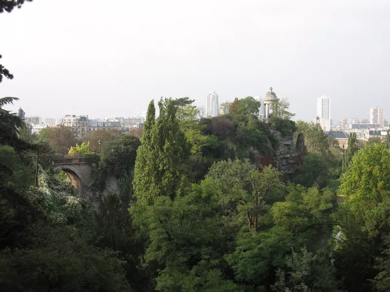 Place Roger Madec, à l’entrée principale du parc des Buttes-Chaumont