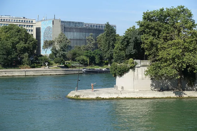 Institut du Monde Arabe au bord de la Seine