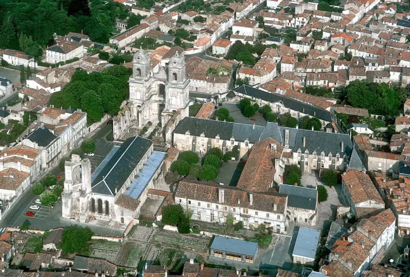 SAINT-JEAN-D'ANGELY-L'Abbaye