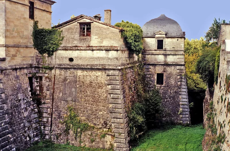 33-Cadillac-château-douves