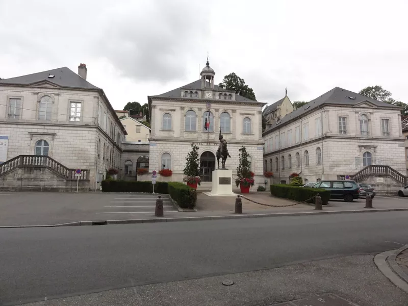 Vaucouleurs (Meuse) mairie et musée (droite)