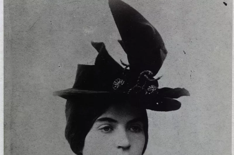 Suzanne Valadon. Portrait au chapeau, photographie, vers 1885. Ville de Paris Bibliothèque Marguerite Durand (BMD)