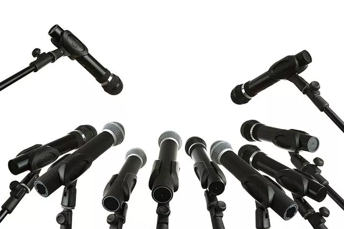 Les faits, rien que les faits : conférence de presse fictive