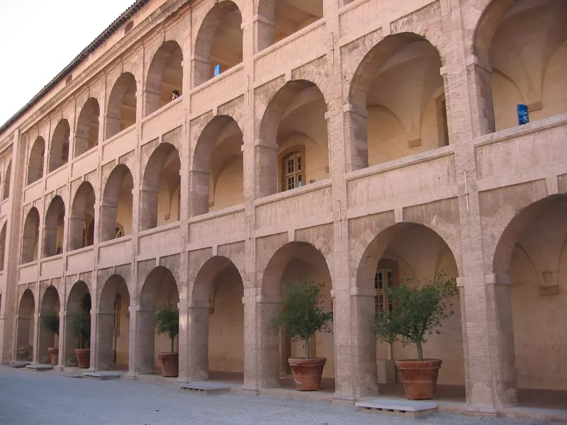 La cour intérieur de l'hospice de La Vieille Charité qui abrite le Musée de la Vieille Charité