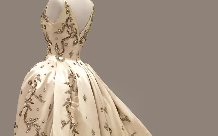 La mode en majesté, haute couture et tradition à la cour de Thaïlande