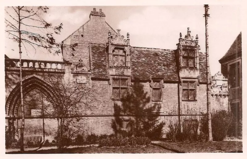 Cour du musée des antiquaires