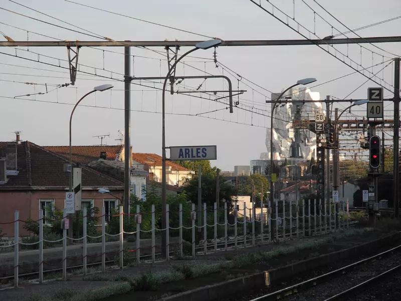 Arles Frankreich Stationsschild am Bahnhof Bahngleise