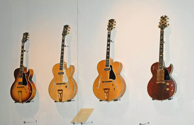 Exposition Jacobacci au musée de Montluçon - 4 guitares